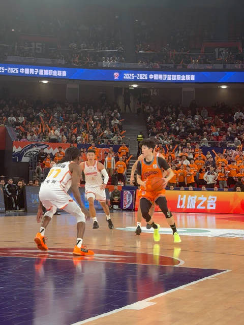 小偰连线白边！本场比赛发挥最出色的两位球员送上完美ENDING