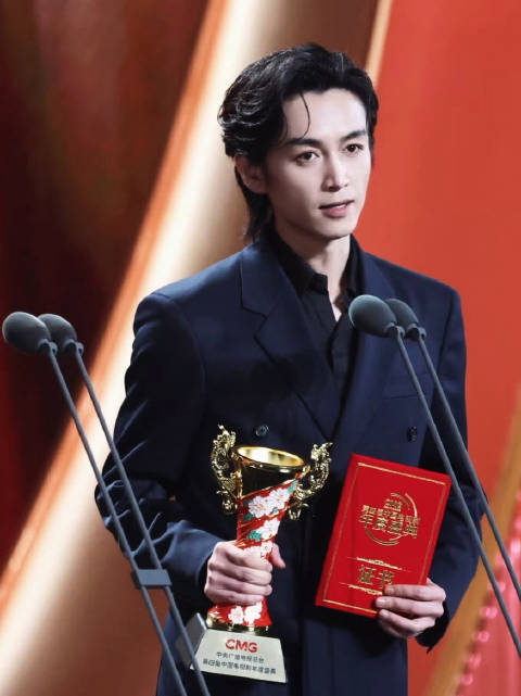 恭喜陈晓荣获年度最具号召力男演员奖