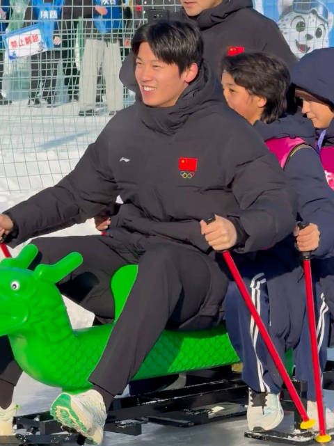 汪顺参与冰上龙舟赛，阳光体育大会展风采