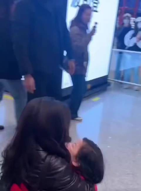 朱珠母女机场嬉戏，女儿飞扑妈妈大笑显温馨