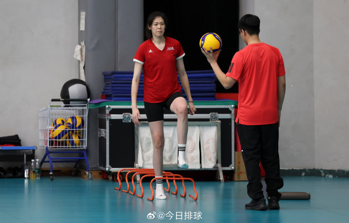 王者归来！李盈莹重伤后涅槃，左手重炮如何坚守女排魂？