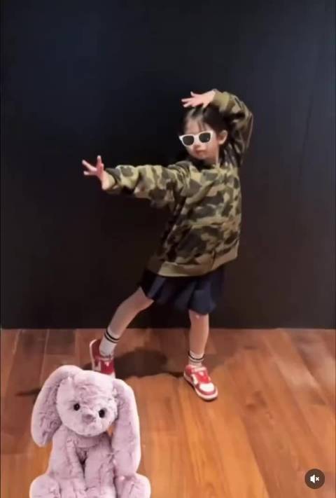 郭富城的两个女儿好漂亮，真的一个像爸，一个像妈