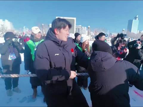 起猛了 看见汪顺在在陆地上运动了～虽然很冷但是看得出来真的很开心啊！