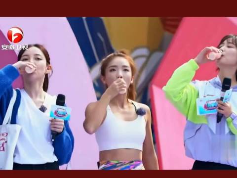 王梓薇大步向前冲，队友同步陪伴，可惜第二关就落水！