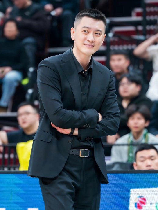 杨毅节目影射杨鸣辞职，当场镜头切其表情引全网解码