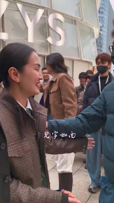 宋佳发文感谢粉丝双向奔赴，称见面对视一笑就是意义