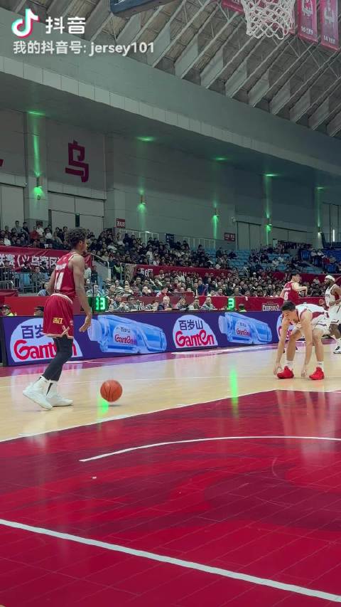 浙江稠州外援兰道夫醉拳式打法晃晕防守人