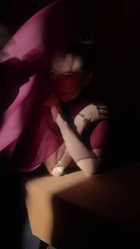 高圆圆红裙飘飘，这状态太炸裂，太美了吧~! 微博抓马微博开新年