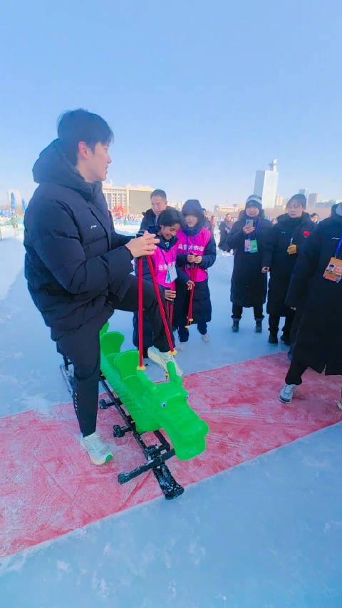 奥运冠军汪顺体验新疆冰雪，初试冰上龙舟拔河