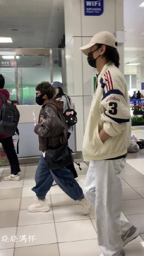 陈晓珠海机场送机获粉丝赠诗，温柔对视引感动