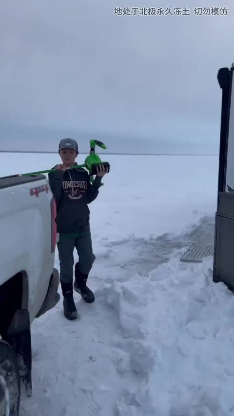 户外钓鱼：俄罗斯渔民开房车前往北极圈冰钓！ 钓鱼
