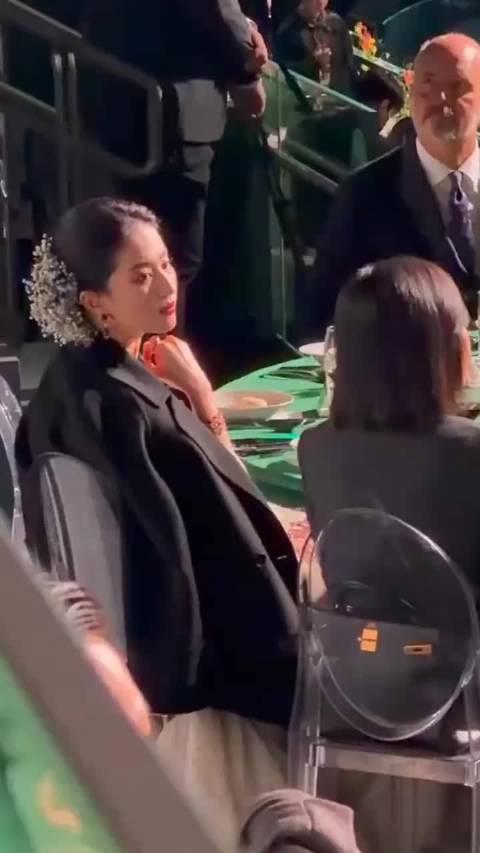 杨幂转型作品获奖事业多元，刘亦菲专注演员角色