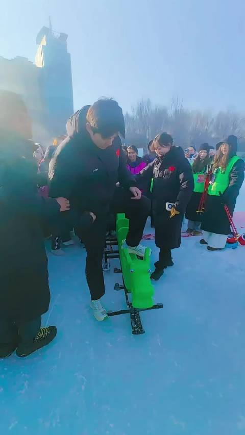 汪顺划冰上龙舟腿长受限