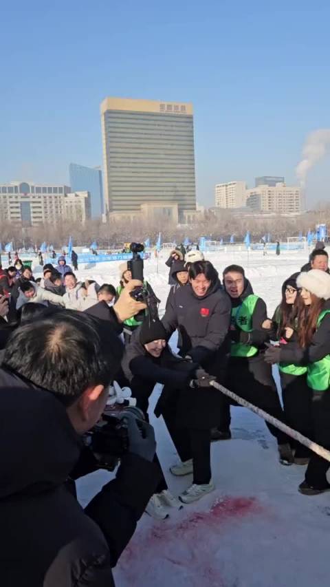 这个中分汪顺在拔河呐