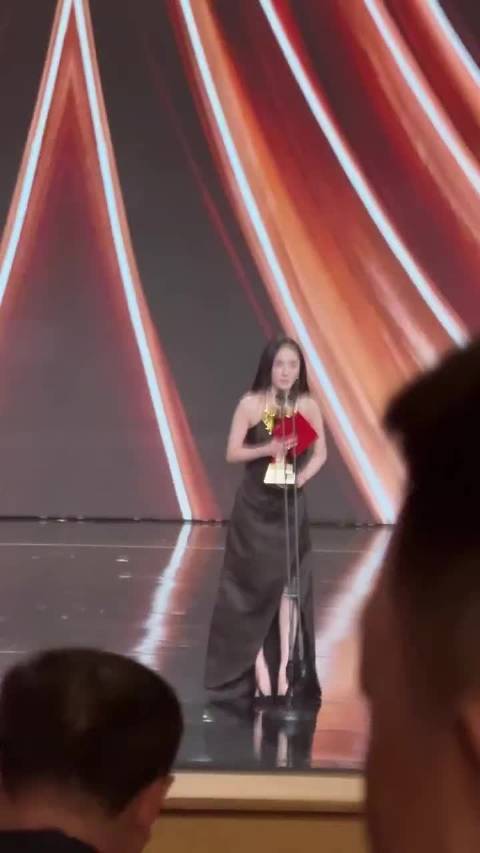 杨幂荣获总台视后哽咽发表获奖感言