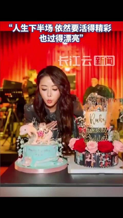 林心如50岁复古庆生，姐妹团造型重聚