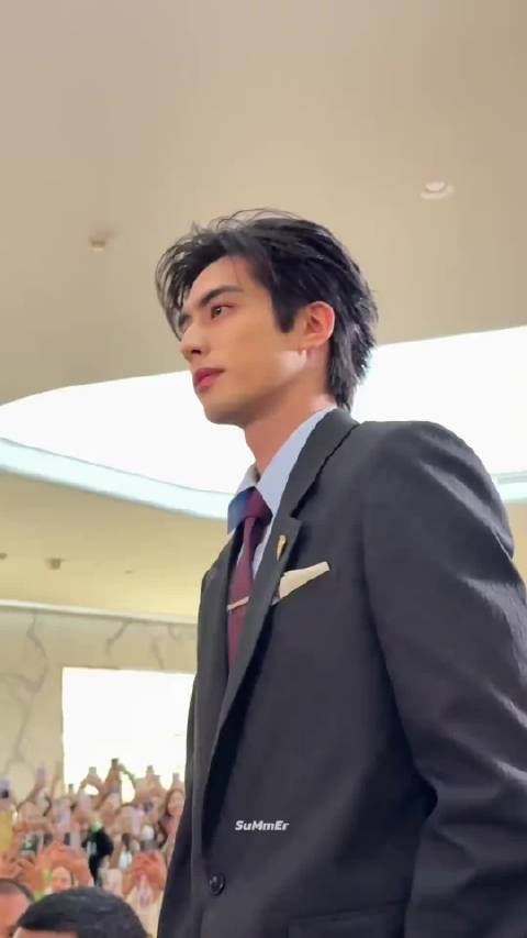 宋威龙曼谷活动惊艳全场，185身高贵气非凡