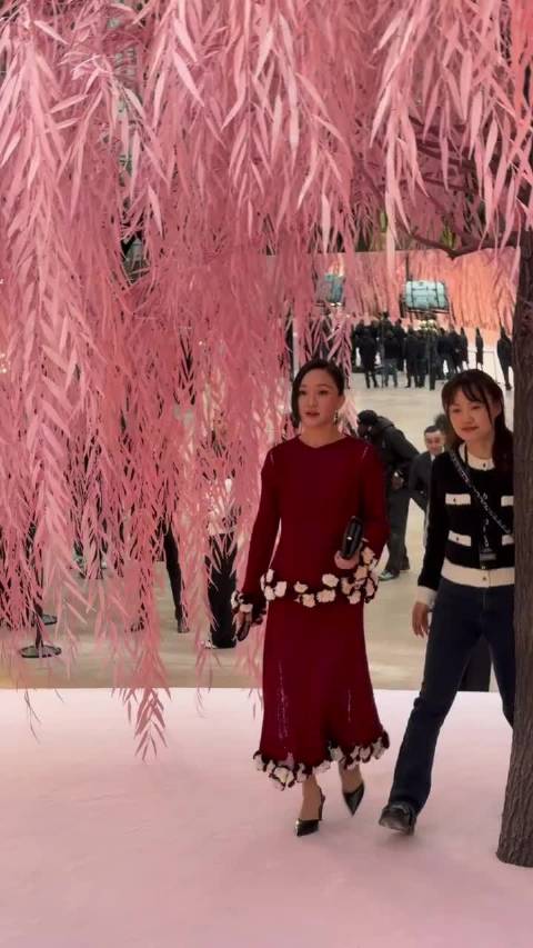 周迅眼周皱纹明显引热议，眼霜效果遭质疑