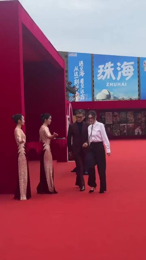 李小冉戴上眼镜的时候顶不住了