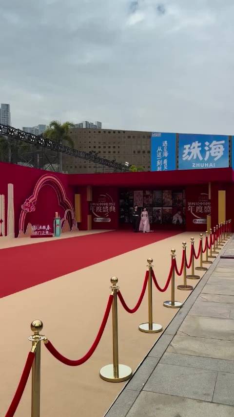 刘芮麟这衣服好～特别