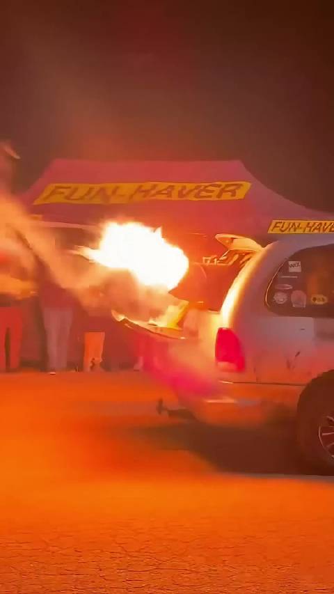 跟过年场景贼搭的汽车改装方式，就是不确定JC管不管（注：油耗可能有点吓人）