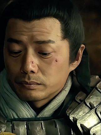 “成也萧何，败也萧何”——他一手托起疯子登临神坛，又亲手推其坠入万劫深渊