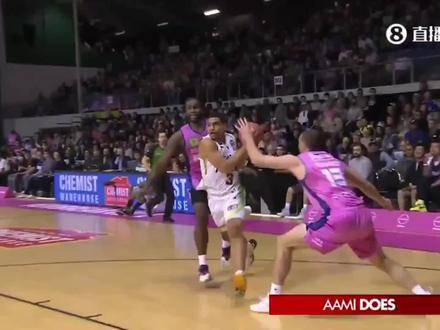 掌控篮下！周琦替补登场连献四记暴扣，引爆全场观众激情