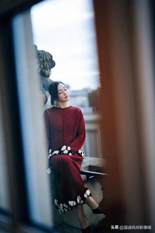 周迅亮相 Chanel 高定首秀:以东方风骨续写香奈儿山茶花的百年新章