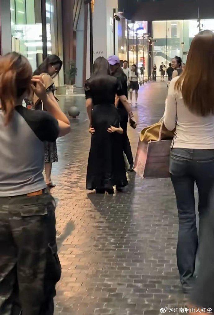 刘亦菲与朱珠一家三里屯逛街，网友偶遇身边无保镖助理