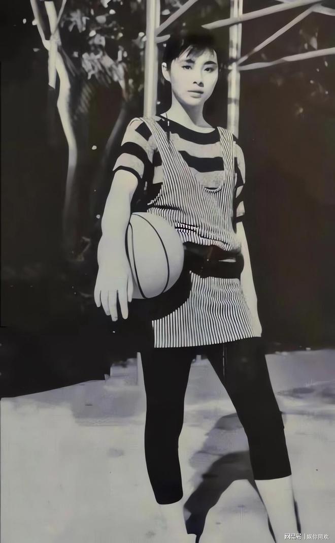 1984年，17岁的篮球女神王祖贤的照片