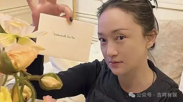 周迅巴黎秀场顶白发现身,18年香奈儿情缘诠释优雅本真。