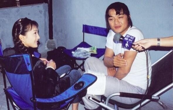 片场松弛感!周迅趿拖鞋李亚鹏赤脚,03版《射雕》花絮太真实