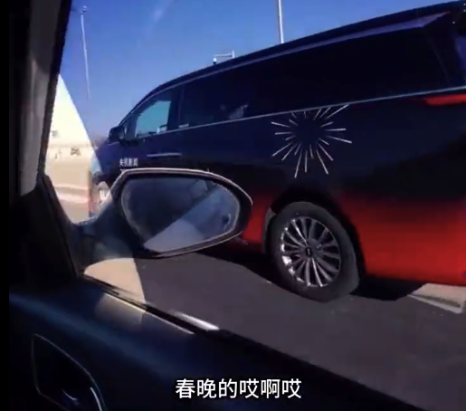 女子偶遇春晚接送艺人的车