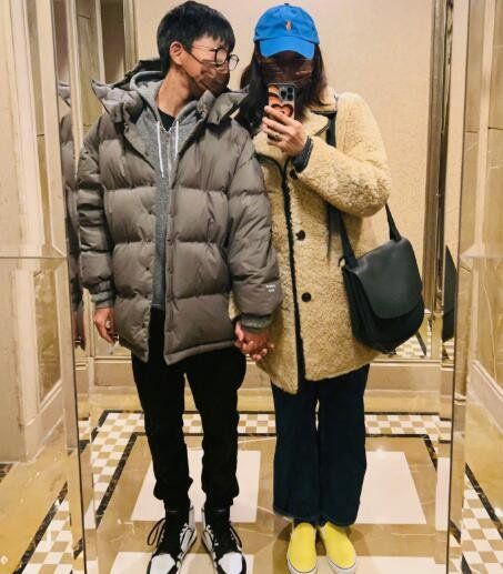 白百何晒与儿子元宝合照，儿子个白百何比肩高，衣品超好！