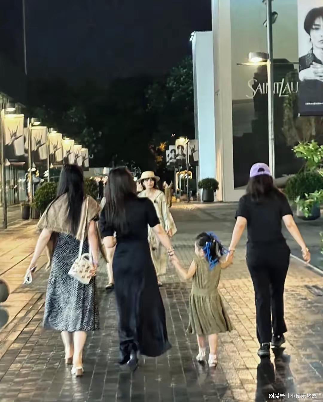 刘亦菲给朱珠庆生，一起在三里屯遛娃被偶遇，刘亦菲昂贵行头好美