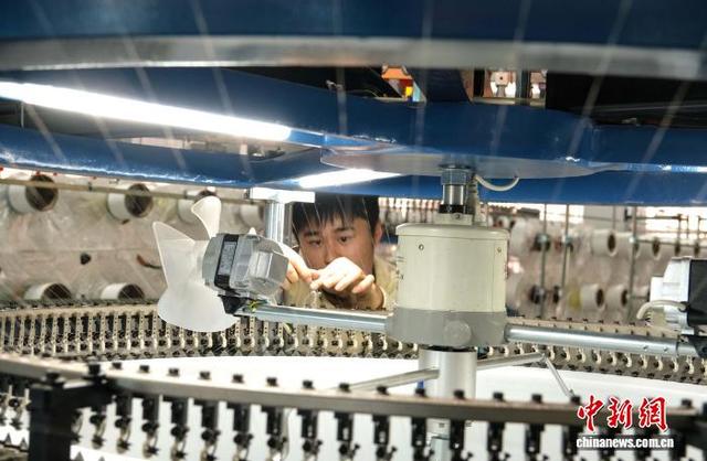 1月28日，在安徽省蚌埠市五河县经济开发区一家纺织企业的生产车间内，工人在赶制订单。李向前 摄