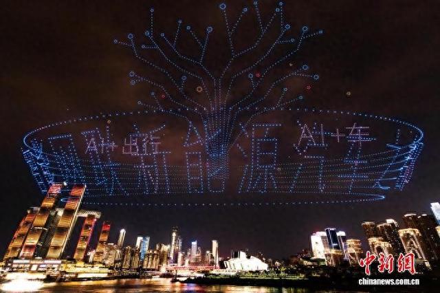 图为“新韵重庆千里智驾——AI重庆智驾之夜暨千里科技品牌发布会”无人机表演。黄维正 摄