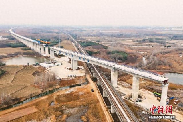 1月29日，沪宁合高铁跨京沪高铁立交特大桥转体施工完成。中国中铁一局集团有限公司 供图