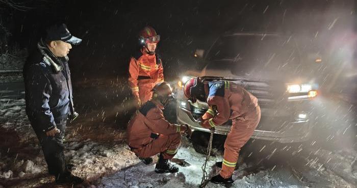 越野车陡坡后溜60米被困 消防员雪夜“拴”车