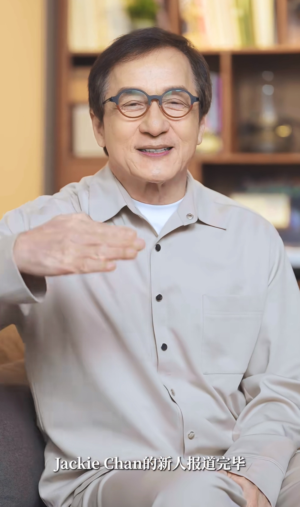 71岁成龙入驻小红书，3小时涨粉14万，冲浪达人姚晨与其互动指导自拍