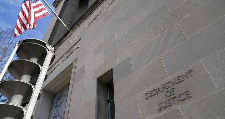 求助遭“反杀”，美前警察因枪杀黑人女子获刑20年