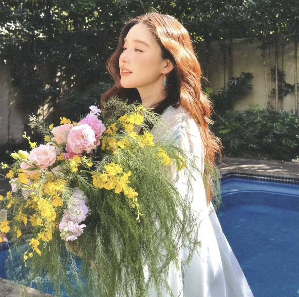 面对增重直言“甜蜜负担”，阚清子孕期写真仙气与力量感并存。