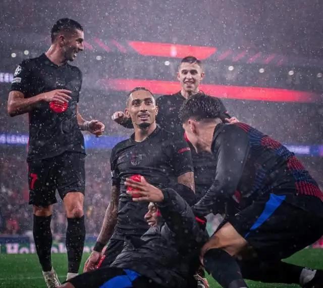 欧冠又1名场面！巴萨全队涌向绝杀英雄：22+11，金球级表演