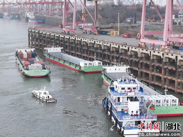 武汉海事护航两艘纯电动船舶安全靠泊