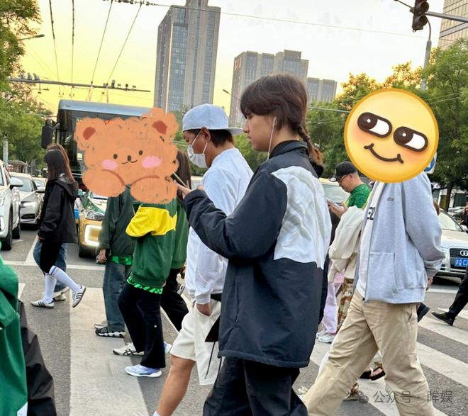 白百何大儿子街头被偶遇，17岁元宝扎麻花辫像漫画美少年