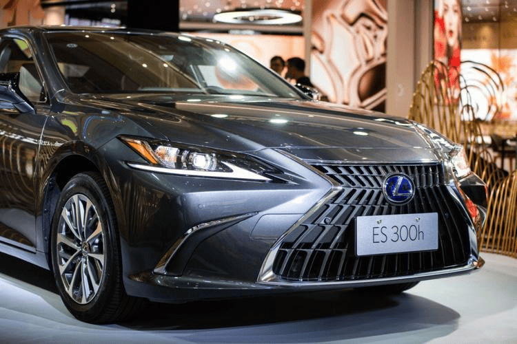 雷克萨斯2025年销量突破18万辆:一场关于“慢”的胜利