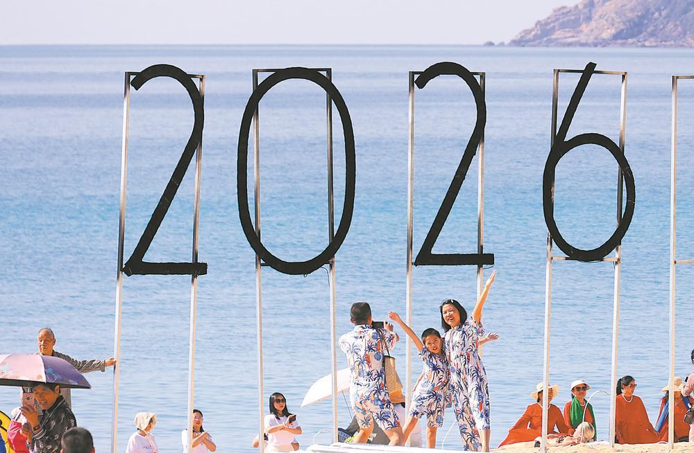 游客打卡大东海旅游区。