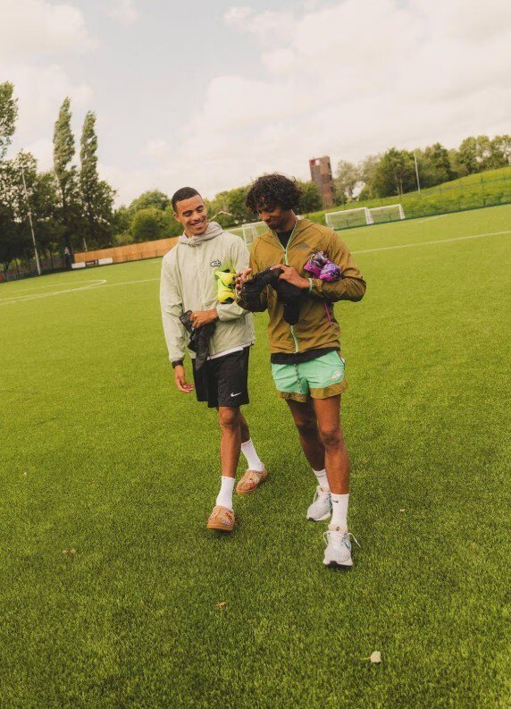 又回曼彻斯特了，格林伍德和前曼联青训队友梅勒一起训练