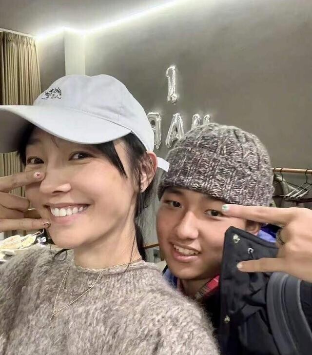 1月29日凌晨,白百何晒出和大儿子元宝一起做美甲的照片,照片里