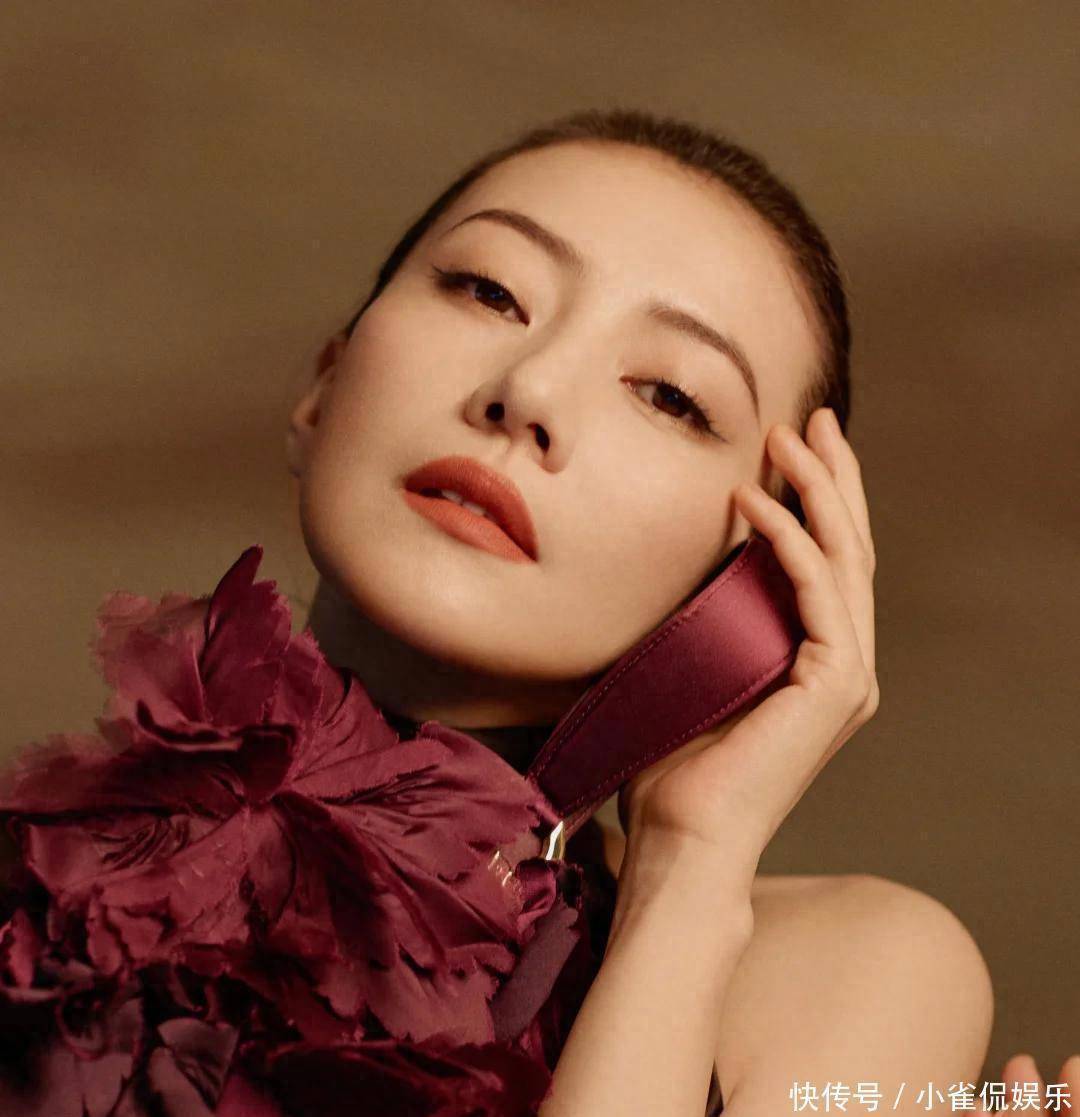 46岁高圆圆生图曝光：脸上褶子多含胸驼背，她身边整容脸网红惊艳